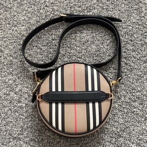 Burberry Beige & Black Crossbody. Detachable Strap for Clutch use.Leather, New